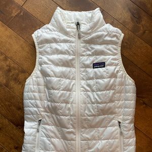Patagonia NWOT white down vest